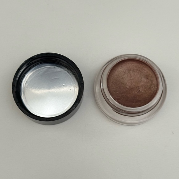 Hailey Bieber highlighter - Picture 4 of 5